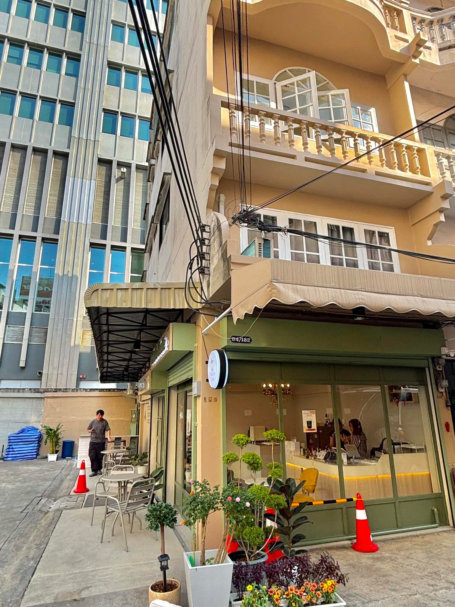 คาเฟ่บรรยากาศอบอุ่นใต้อาคาร บ้านจิ๋วหลิว